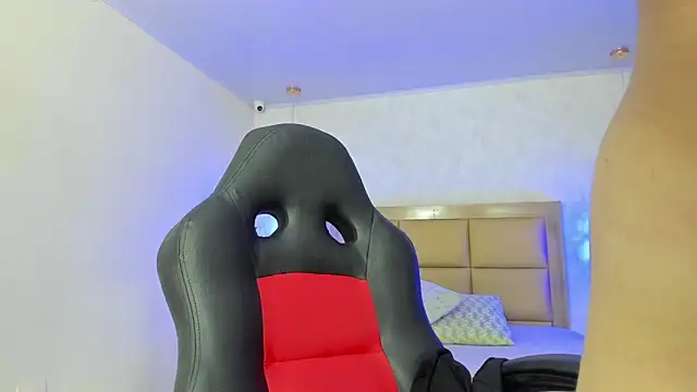 LARSONMIA online show from October 1, 2025, 12:22 pm