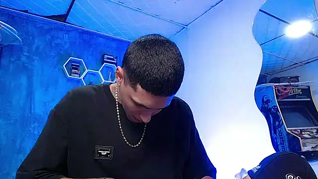 Liam lee online show from December 13, 2024, 4:38 pm