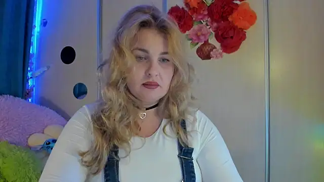 CoraSwon online show from September 15, 2025, 6:41 pm