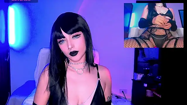 Snapshot of HollyDominic chatting on February 28, 2025, 5:04 pm HollyDominic online show from February 28, 2025, 5:04 pm