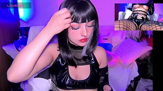 Snapshot of HollyDominic chatting on November 13, 2025, 10:25 am HollyDominic online show from November 13, 2025, 10:25 am