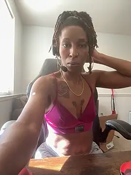 Snapshot of LeyaHoneybuns chatting on November 17, 2025, 5:19 pm LeyaHoneybuns online show from November 17, 2025, 5:19 pm