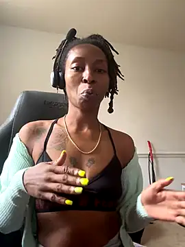 Snapshot of LeyaHoneybuns chatting on November 19, 2025, 7:25 pm LeyaHoneybuns online show from November 19, 2025, 7:25 pm