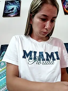 Snapshot of Iris_love18 chatting on April 27, 2026, 2:37 pm Iris love18 online show from April 27, 2026, 2:37 pm