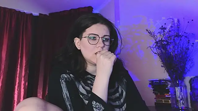 Snapshot of Laura_Karamazov chatting on December 21, 2024, 8:39 am Laura Karamazov online show from December 21, 2024, 8:39 am