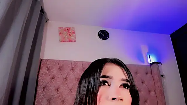 kimMaddiee online show from May 27, 2026, 5:04 am