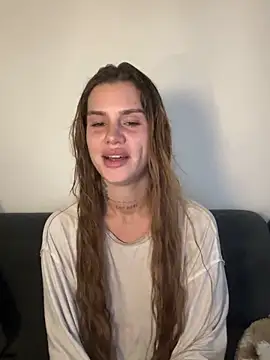 EmiliaCatalina online show from April 7, 2026, 9:59 pm