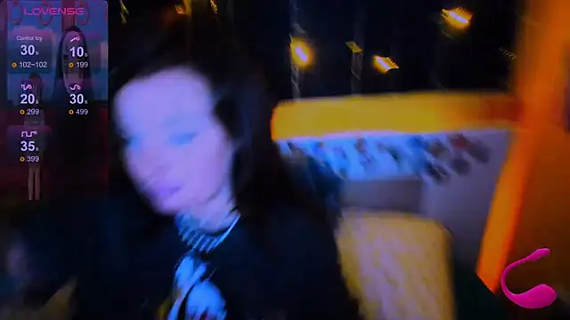 EllieOz online show from February 4, 2025, 2:21 pm