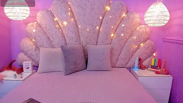 chloe watson  online show from March 12, 2025, 7:38 pm