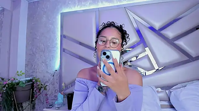 Snapshot of Miia002 chatting on February 6, 2025, 6:51 am Miia002 online show from February 6, 2025, 6:51 am