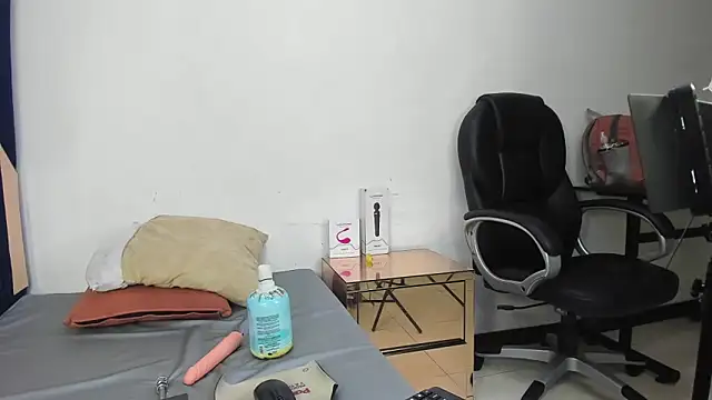 Snapshot of Barbie_girl_69 chatting on November 15, 2025, 1:07 pm Barbie girl 69 online show from November 15, 2025, 1:07 pm