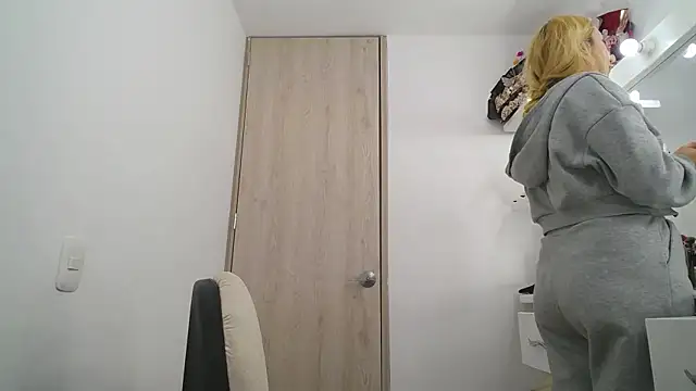 Snapshot of Barbie_girl_69 chatting on April 13, 2026, 12:05 am Barbie girl 69 online show from April 13, 2026, 12:05 am