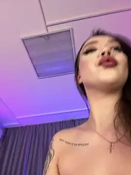 Snapshot of RollingGirls chatting on February 18, 2025, 8:16 am RollingGirls online show from February 18, 2025, 8:16 am