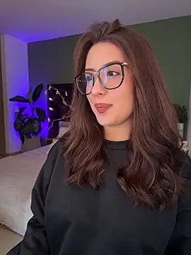 EmaSaenz online show from April 14, 2026, 9:43 pm