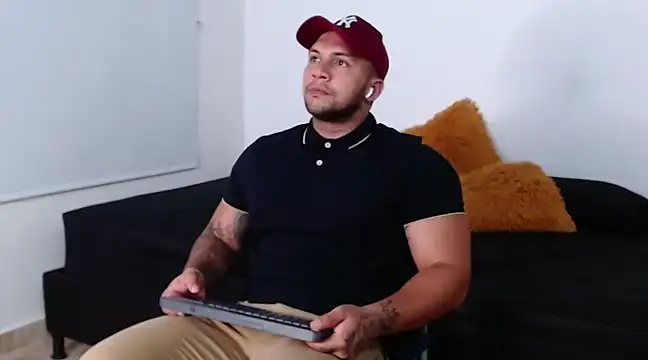 Snapshot of frank_myles chatting on February 19, 2025, 12:35 am frank myles online show from February 19, 2025, 12:35 am