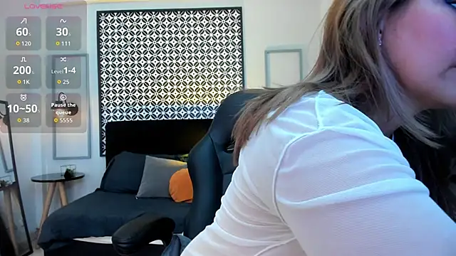 Melanie silver  online show from November 11, 2025, 8:53 pm