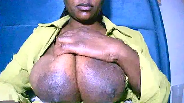 Snapshot of Bustypillows chatting on May 26, 2026, 4:25 pm Bustypillows online show from May 26, 2026, 4:25 pm