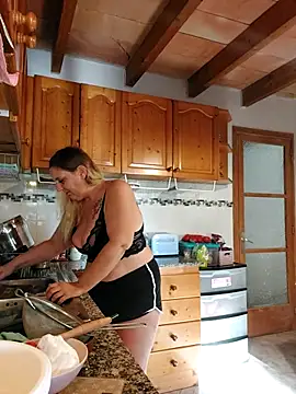 BecciDeluxe online show from November 9, 2025, 3:10 pm