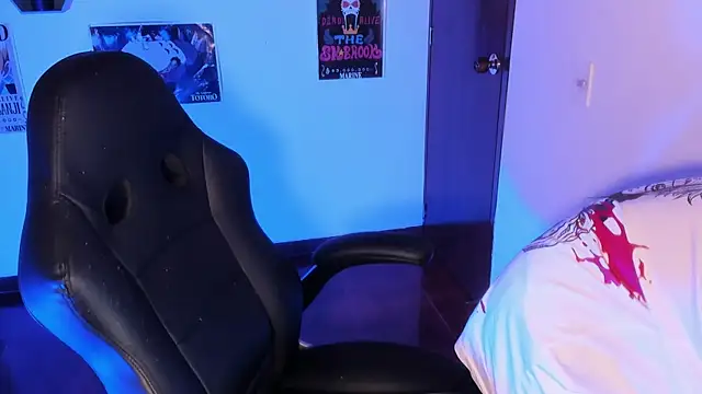 MonxxsLove online show from May 9, 2026, 4:28 am