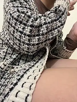 Snapshot of Seena-Mochi chatting on January 17, 2025, 6:04 am Seena-Mochi online show from January 17, 2025, 6:04 am