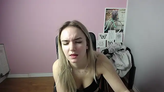 Snapshot of viktoria_lovely chatting on January 17, 2025, 6:36 am viktoria lovely online show from January 17, 2025, 6:36 am