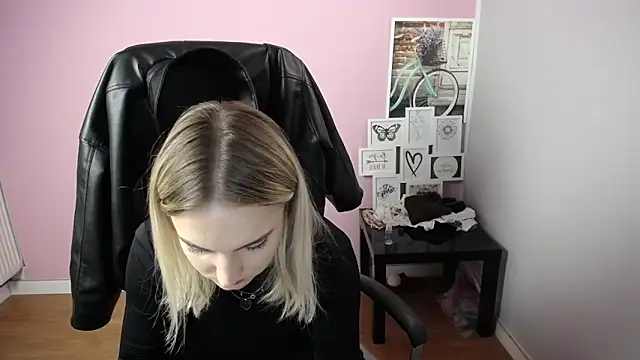 Snapshot of viktoria_lovely chatting on October 17, 2025, 9:56 am viktoria lovely online show from October 17, 2025, 9:56 am