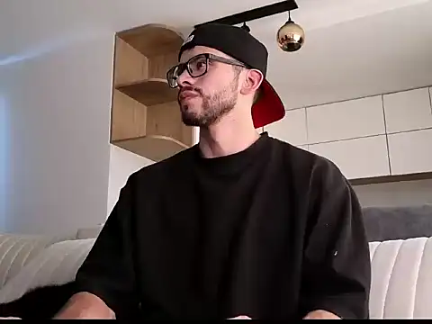 Snapshot of Phantom_Bigger1 chatting on December 19, 2025, 6:59 pm Phantom Bigger1 online show from December 19, 2025, 6:59 pm