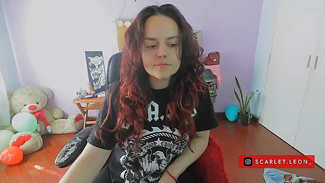 Scarletleon77 online show from December 5, 2024, 2:44 pm