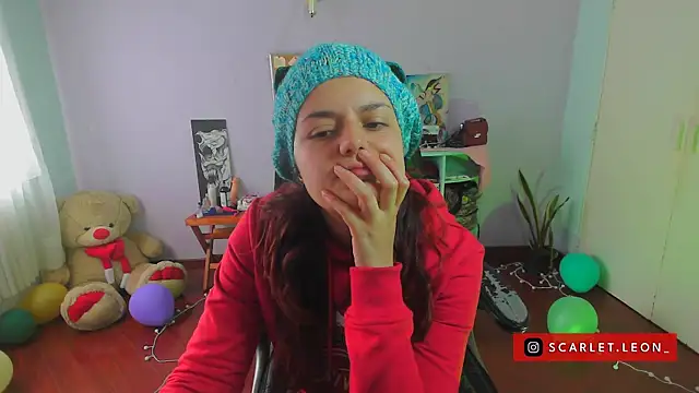 Scarletleon77 online show from December 27, 2024, 3:48 pm