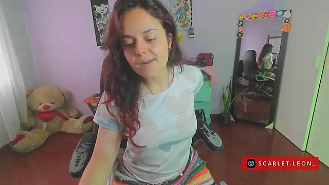 Scarletleon77 online show from February 21, 2025, 4:05 pm