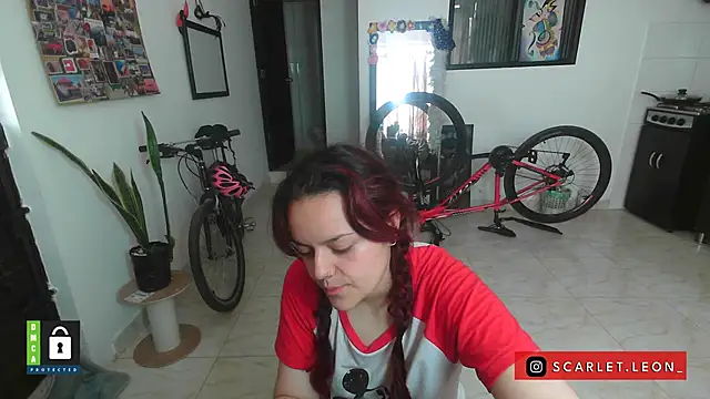 Scarletleon77 online show from October 7, 2025, 3:42 pm