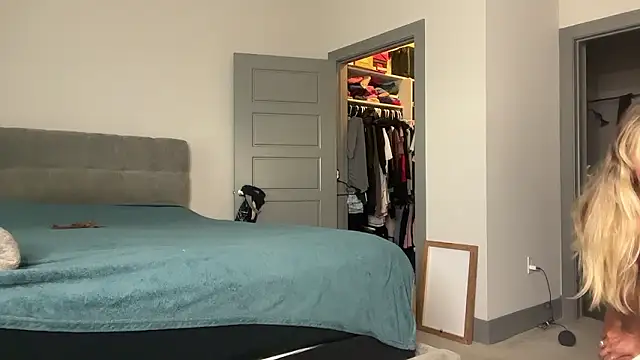 ElenaErickson online show from December 2, 2024, 7:49 pm