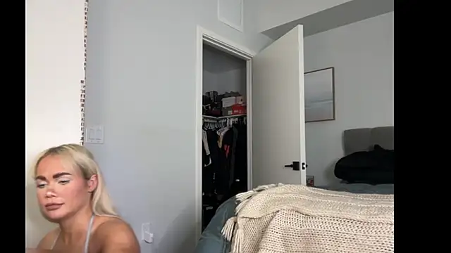 ElenaErickson online show from January 7, 2026, 8:33 pm