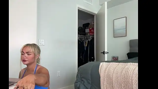 ElenaErickson online show from April 8, 2026, 8:53 pm