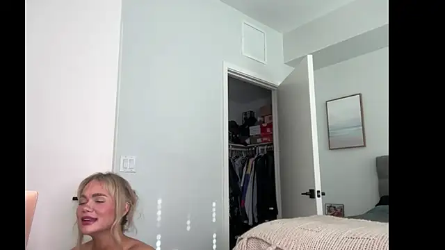 Snapshot of ElenaErickson chatting on June 11, 2026, 12:32 am ElenaErickson online show from June 11, 2026, 12:32 am