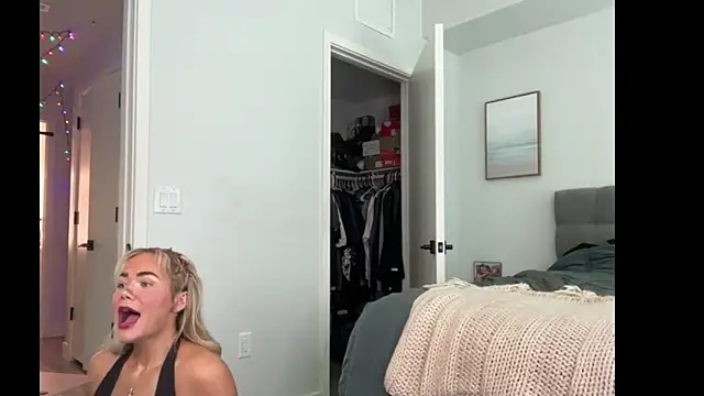 ElenaErickson online show from July 1, 2026, 8:52 pm