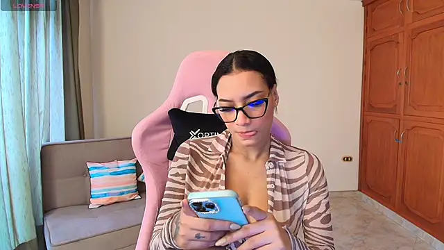 Snapshot of lili_jade222 chatting on November 8, 2025, 12:27 pm lili jade222 online show from November 8, 2025, 12:27 pm