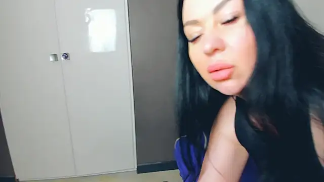 LayaFlow online show from February 17, 2026, 12:12 pm