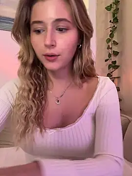 LunaRase online show from December 9, 2024, 6:25 pm