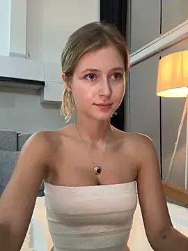 LunaRase online show from March 5, 2025, 3:29 pm