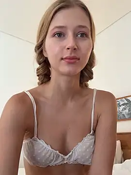 LunaRase online show from February 12, 2026, 1:00 am