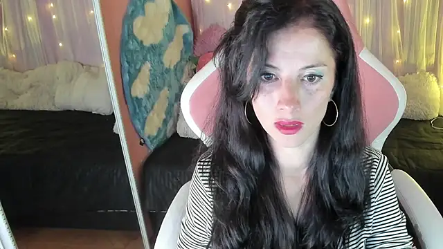 Snapshot of Aliiz_01 chatting on December 4, 2024, 6:17 pm Aliiz 01 online show from December 4, 2024, 6:17 pm