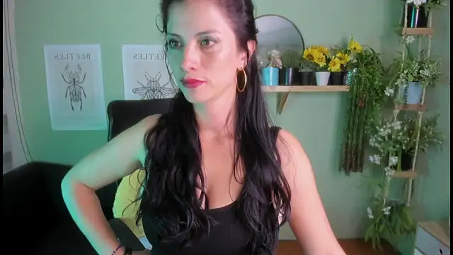 Snapshot of Aliiz_01 chatting on December 14, 2024, 6:24 am Aliiz 01 online show from December 14, 2024, 6:24 am