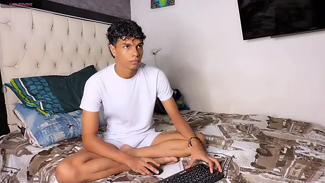 Snapshot of james_dreams_ chatting on June 27, 2026, 11:43 pm james dreams online show from June 27, 2026, 11:43 pm