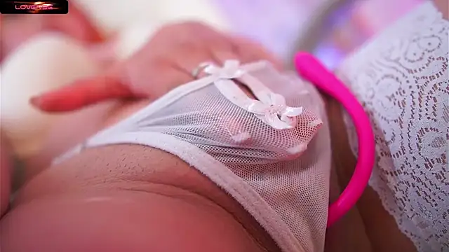 Snapshot of Eyleen_24 chatting on October 21, 2025, 12:11 am Eyleen 24 online show from October 21, 2025, 12:11 am