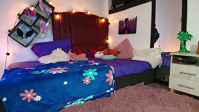 alisson zafiro  online show from March 7, 2025, 6:13 am