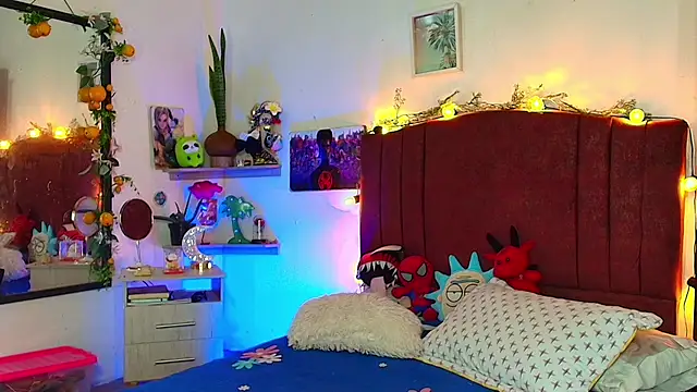 alisson zafiro  online show from April 12, 2026, 3:22 am