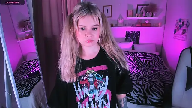 Snapshot of Lil_Amelie chatting on May 18, 2026, 8:31 am Lil Amelie online show from May 18, 2026, 8:31 am