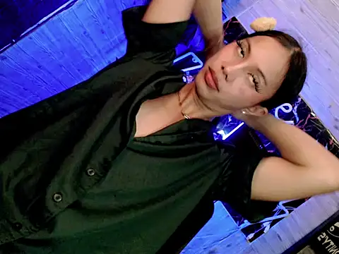 whiteladyboy online show from December 16, 2025, 9:14 am