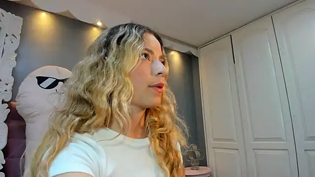 Snapshot of IssadoraJames chatting on November 11, 2025, 8:09 pm IssadoraJames online show from November 11, 2025, 8:09 pm